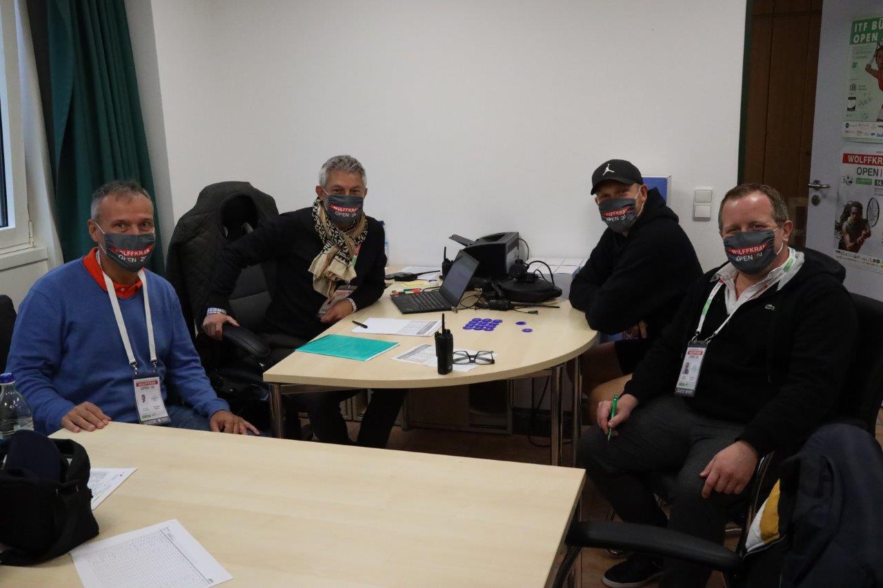 Immer ein Lächeln unter der Maske - Aurnhammer, Cretois, Bachinger und Poehlmann